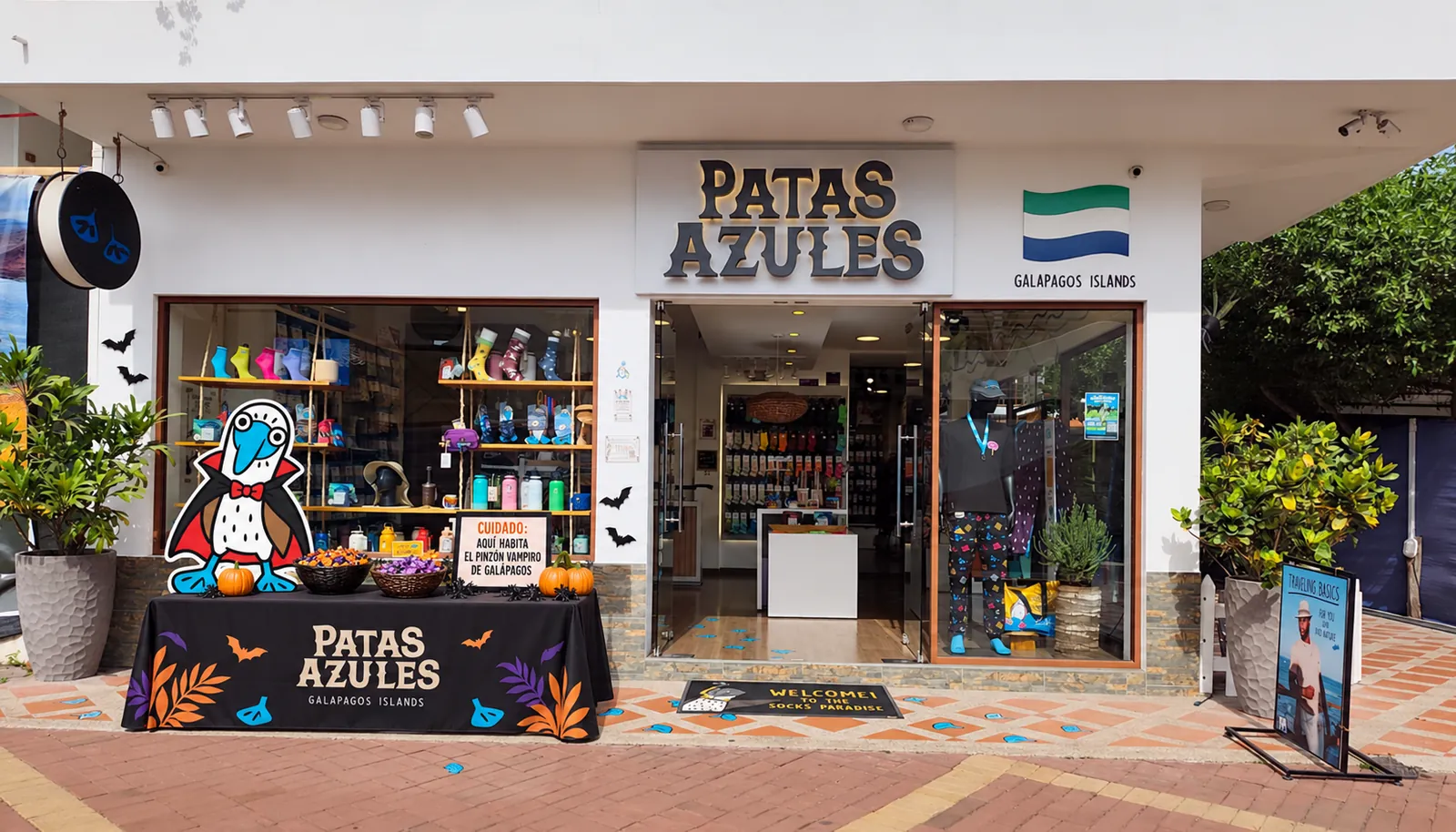 Tienda Patas Azules en Galápagos decorada para Halloween