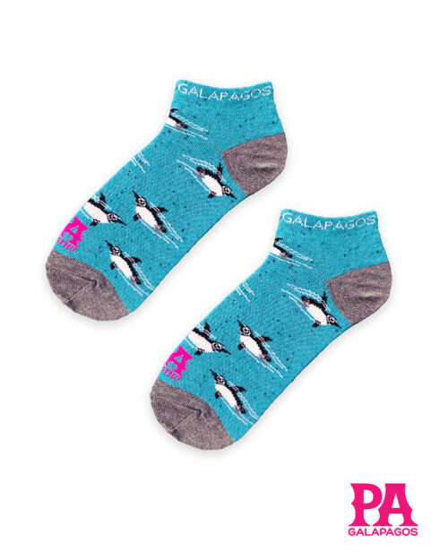 Pingüinos Nadando Fondo Celeste Con Puntos Negros