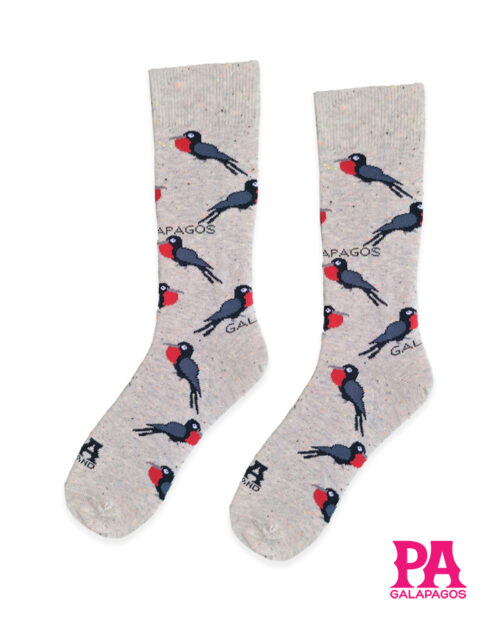 Fragatas sentadas fondo gris jaspeado