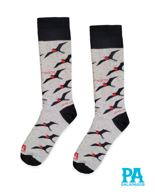 Fragatas volando fondo gris con puntos de colores