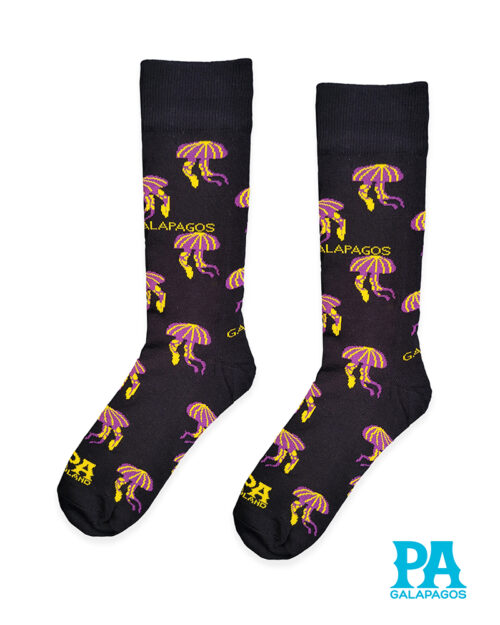 Medusas purpuras y amarillas fondo negro