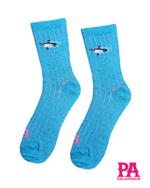 Pingüino fondo celeste puntos negros