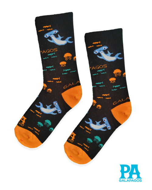 TIBURÓN MARTILLO Y MEDUSAS FONDO NEGRO