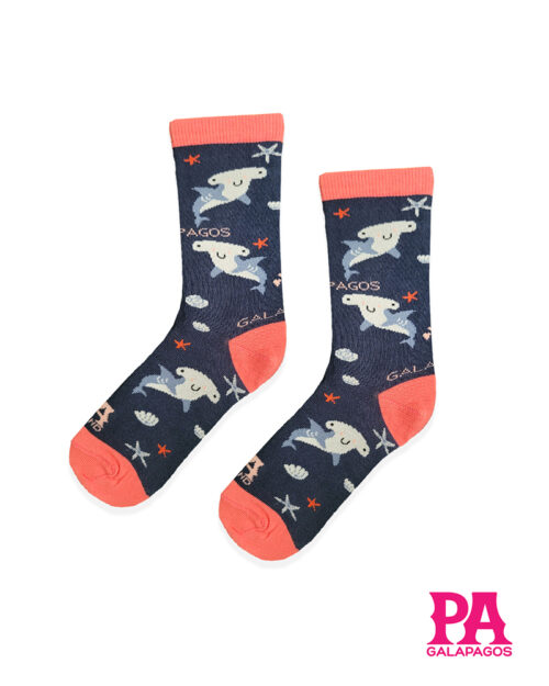 TIBURONES MARTILLO, ESTRELLAS DE MAR Y CONCHAS FONDO AZUL MARINO Y ROSA