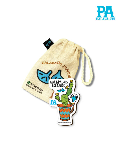 Imán Encapsulado De Piquero De Patas Azules Escondido Detrás De Opuntia