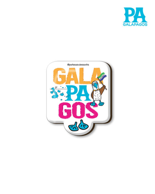 Imán encapsulado de palabra galápagos en amarillo, celeste y fucsia con piquero de patas azules sosteniendo bandera