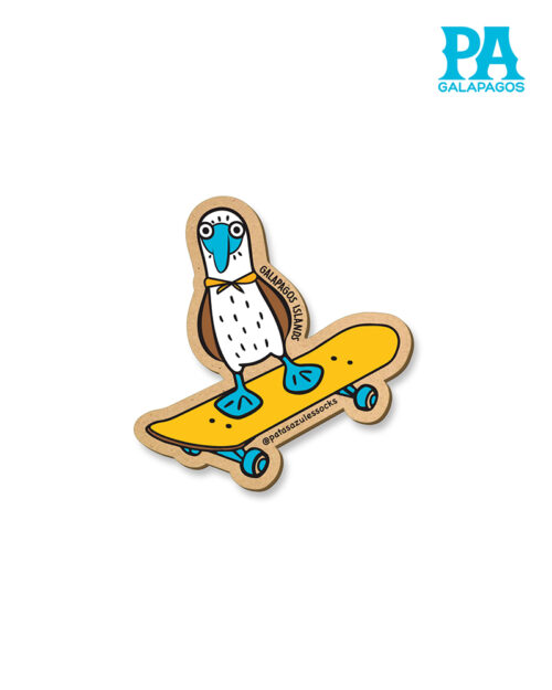 Imán mdf piquero de patas azules en patineta amarilla