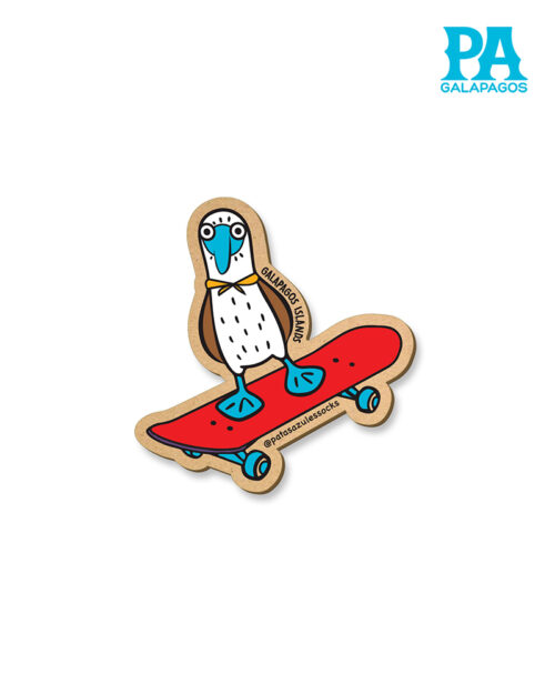 Imán mdf piquero de patas azules en patineta roja